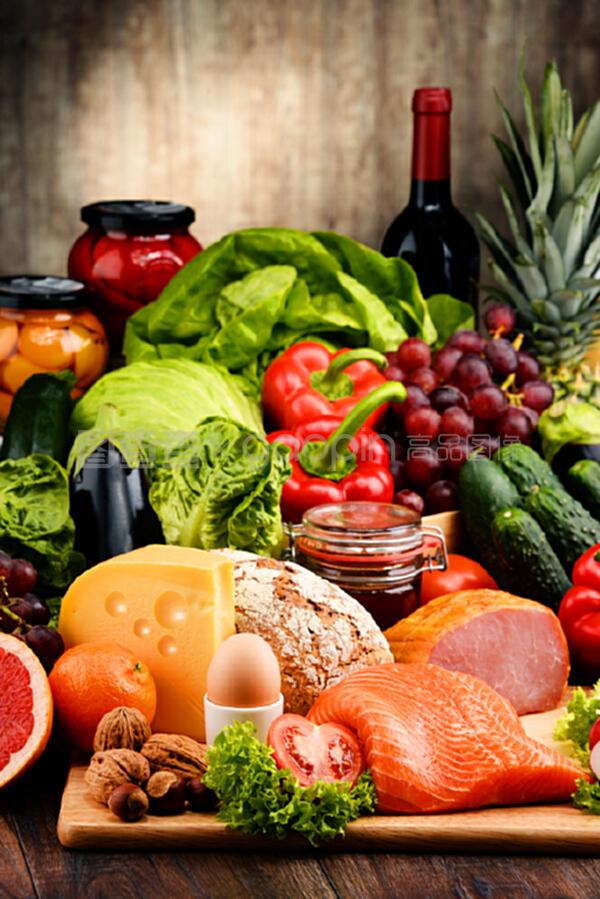 有机食品,包括蔬菜、水果、面包、奶制品和肉类